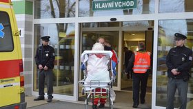 Některé pacienty zdravotníci převáželi do nemocnic v Jihlavě a Hradci Králové.