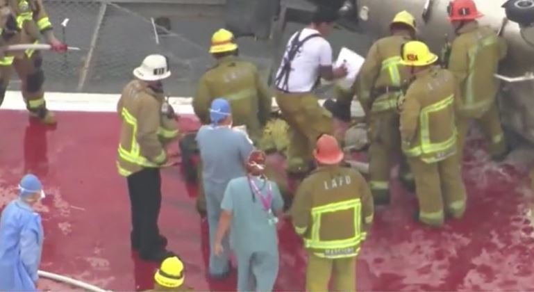 Vrtulník ambulance převážející srdce k transplantaci havaroval: Jeden ze zdravotníku pak s křehkým orgánem upadl.