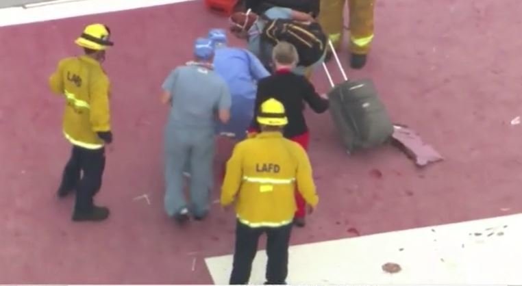 Vrtulník ambulance převážející srdce k transplantaci havaroval: Jeden ze zdravotníku pak s křehkým orgánem upadl.