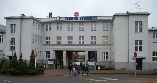 Rodiče žalují Fakultní nemocnici v Hradci Králové