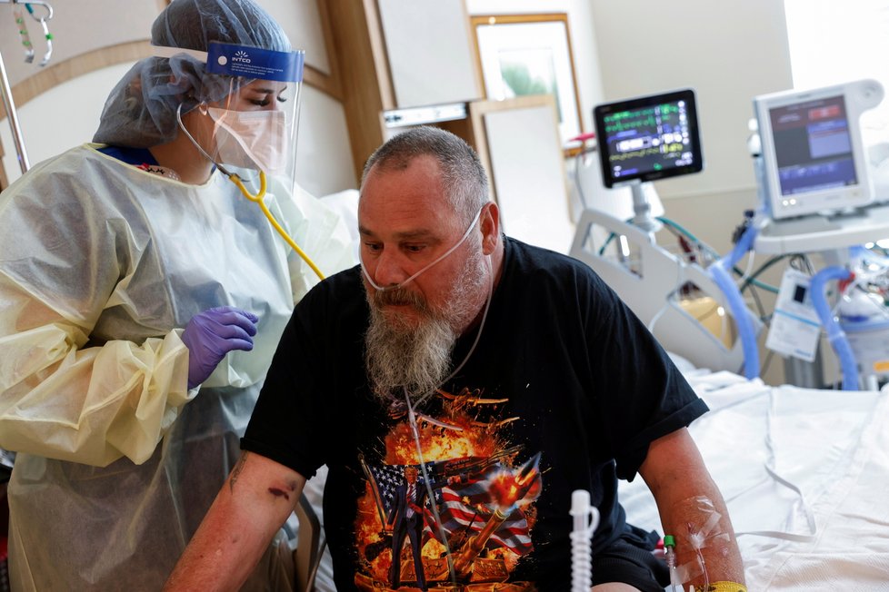 Péče o covidové pacienty v nemocnici v americkém Rexburgu ve státě Idaho (2.11.2021)
