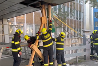 Náklaďák uboural kus vinohradské nemocnice! Konstrukci museli podepřít dřevem