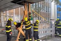 Náklaďák uboural kus vinohradské nemocnice! Konstrukci museli podepřít dřevem