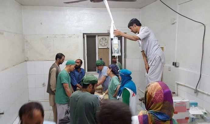Nemocnice Lékařů bez hranic v afghánském Kunduzu - ošetřování zraněných po náletů