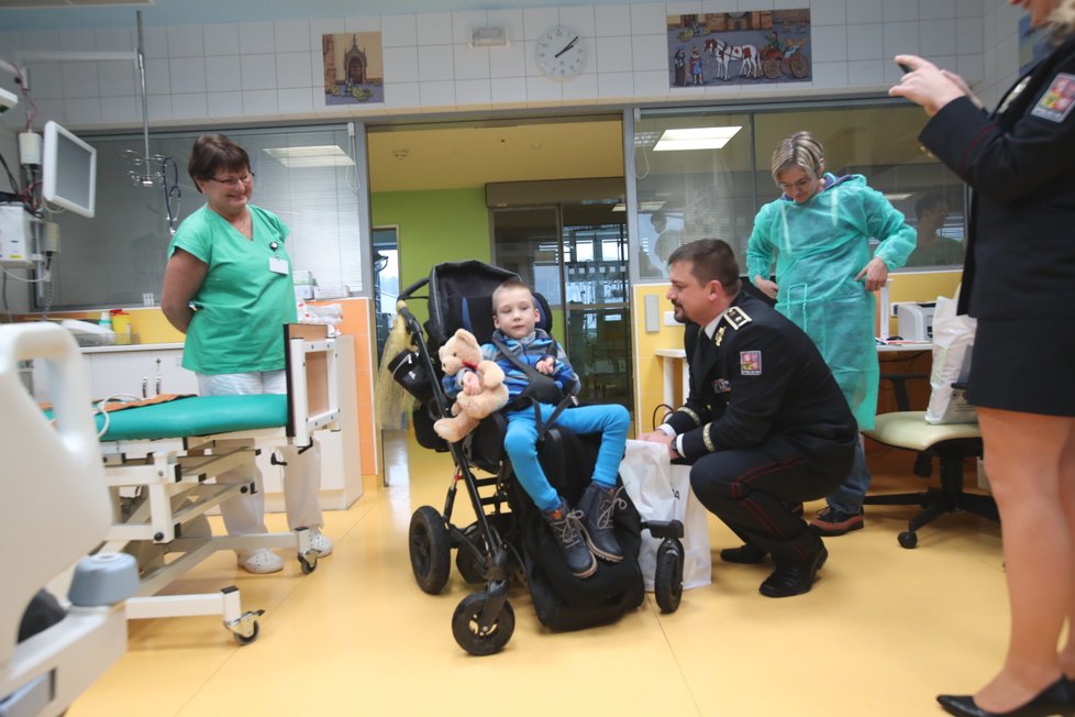 Malý Péťa skončil kvůli dopravní nehodě s poškozenou míchou. Přesto se nevzdává a bojuje, aby i ve svých šesti letech mohl žít normální život. Ve čtvrtek mu do nemocnice přišli udělat radost dopravní policisté.