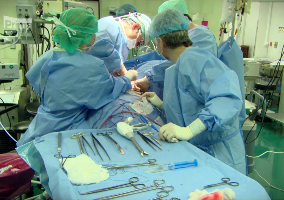 Nemocnice Motol: Lékaři museli pacientce vyoperovat velký nádor.