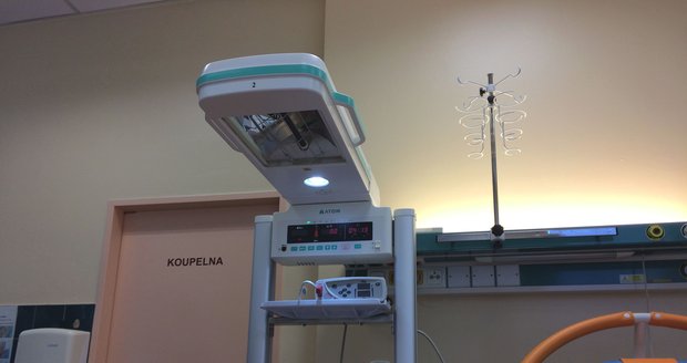 Nemocnice Na Bulovce nabízí v rámci porodnictví nové vybavení, které rodičkám i novorozencům pomůže při takzvaném bondingu.