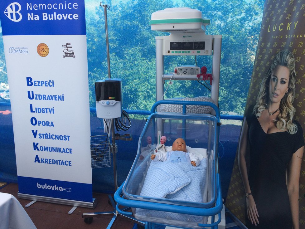Nemocnice Na Bulovce nabízí v rámci porodnictví nové vybavení, které rodičkám i novorozencům pomůže při takzvaném bondingu.