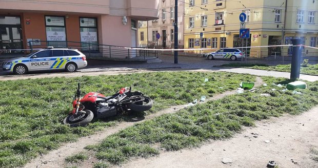 11. dubna došlo ke krádeži motorky přímo v nemocničním areálu na Bulovce. Zloděj byl pod vlivem pervitinu a podle všeho mu pomáhla komplic. Po tom policisté nyní pátrají.