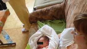 Anděl strážný z Bulovky se rozloučil se zachráněným miminkem: Míše už našli novou maminku