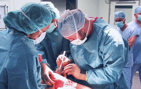 Operace roustoucí endoprotézy na ortopedické klinice NNB. Operuje MUDr. Jan Lesenský.