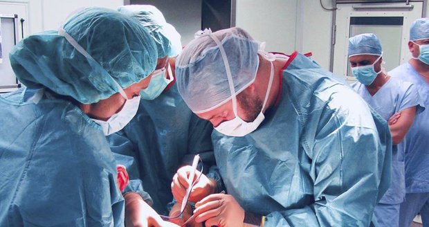 Břeclavská nemocnice odložila několik desítek ortopedických operací. Ilustrační foto.