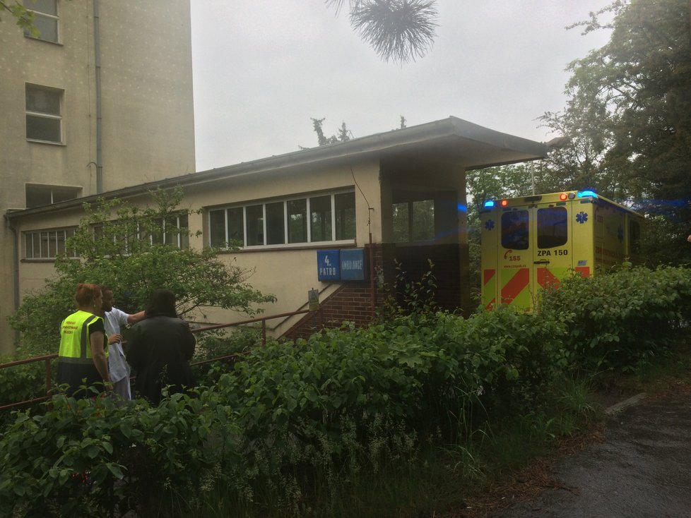 Pacient, u kterého panuje podezření, že by mohl být nakažen rizikovou infekční nemocí, je na kliniku přivezen zadním vchodem. Díky tomu se vyhne většímu množství pacientů, kteří by se mohli nacházet v místě hlavního vchodu.