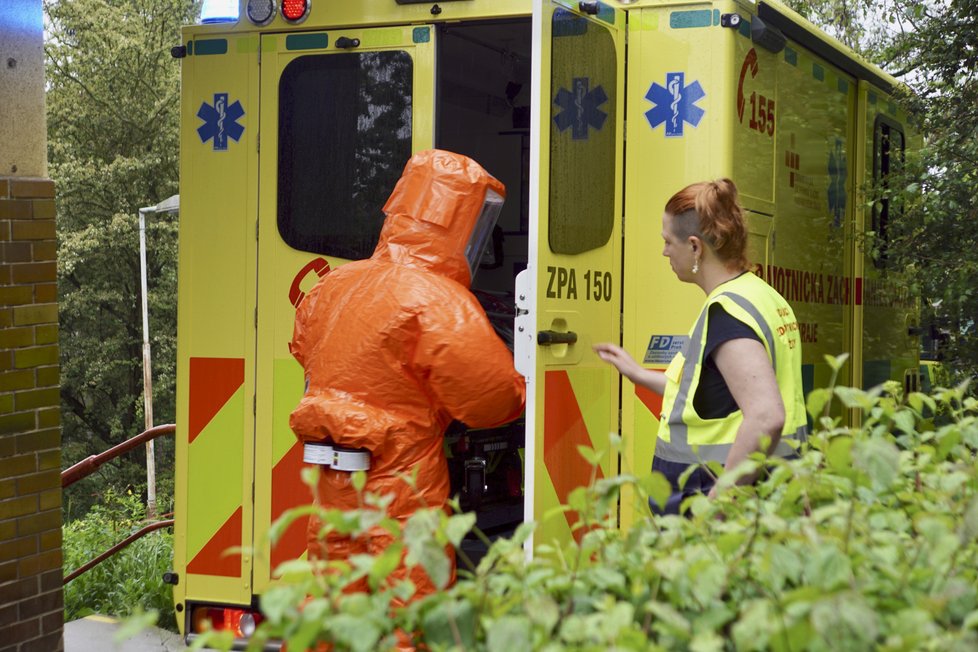 Pacientku, u které v rámci cvičení panovalo podezření na vysoce nakažlivou nemoc, přivezla do Prahy sanitka až z Pardubického kraje. Následoval ji doprovodný vůz pro případ, že by se cestou něco stalo.