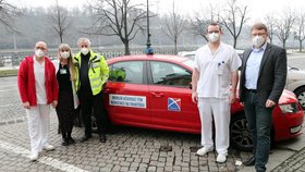 Očkovací centrum v pražské Nemocnici Na Františku denně naočkuje 60 až sto lidí. Kromě toho odsud vyráží mobilní týmy. Na snímku jsou zdravotníci se starostou Prahy 1 Petrem Hejmou (STAN).