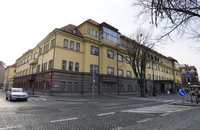 Případ souvisí se zadávacími řízeními na dodávku služeb do Nemocnice Na Františku a Nemocnice Na Bulovce v Praze.
