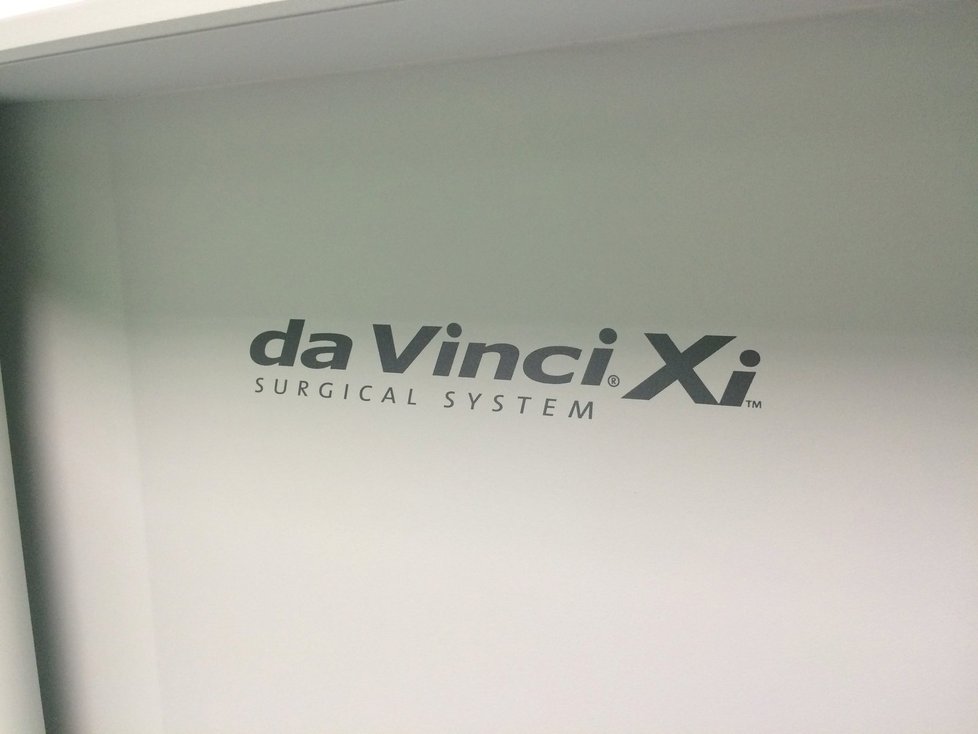 Nemocnice Na Homolce má ve svých řadách nejnovějšího robotického asistenta - Da Vinci Xi za 50 milionů korun.