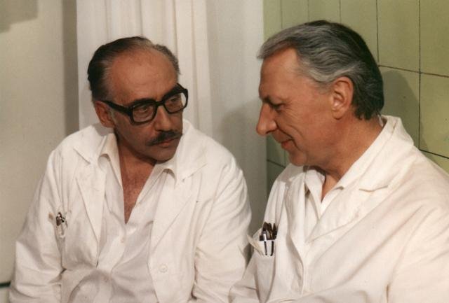 Doktor Štrosmajer (Miloš Kopecký) a primář Sova (Ladislav Chudík).