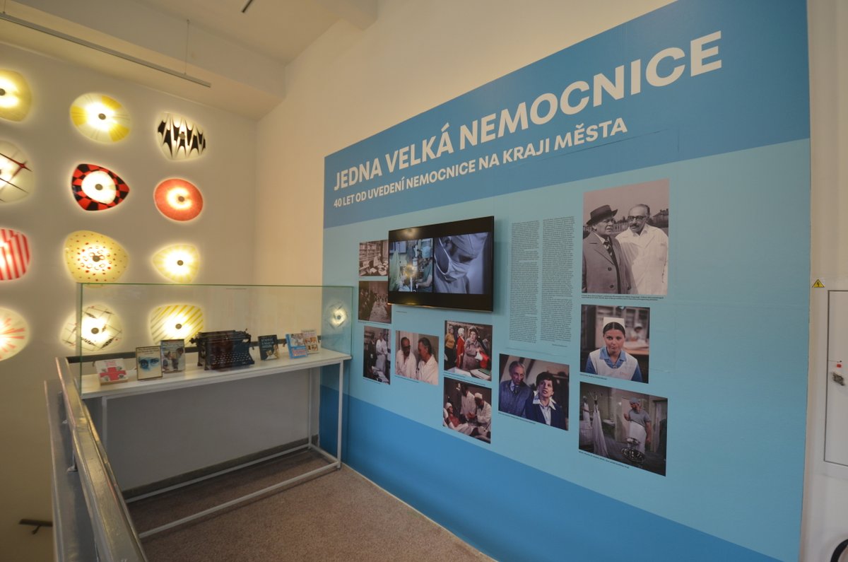 Výstava nazvaná Jedna velká nemocnice v chebském Retromuseu.