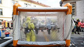 Převoz infikovaného pacienta na Bulovku (ilustrační foto)