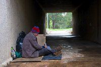 Centrum pro bezdomovce v Plzni praská ve švech: Ohřejí se tu, psi nejsou problém