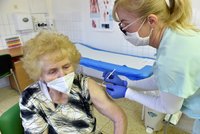 Neočkované seniory budou kontaktovat praktici. Lékaři chtějí očkovat i v ordinacích