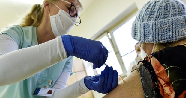 Zaměstnavatelé tlačí na vládu kvůli očkování. A v únoru má dorazit přes půl milionu dávek