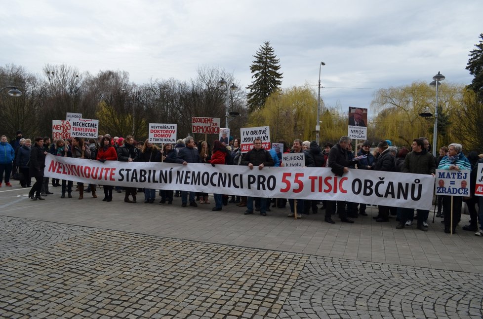 Demonstrovat za zachování orlovské nemocnice přijelo do Ostravy přes sto lidí s transparenty.