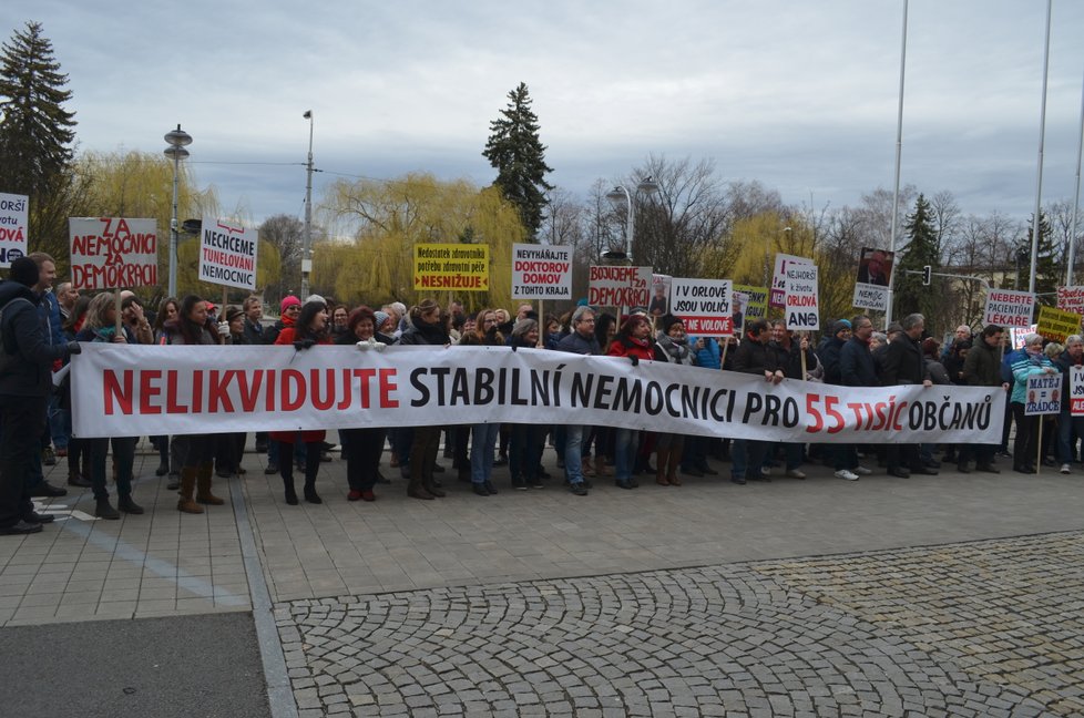 Demonstrovat za zachování orlovské nemocnice přijelo do Ostravy přes sto lidí s transparenty.