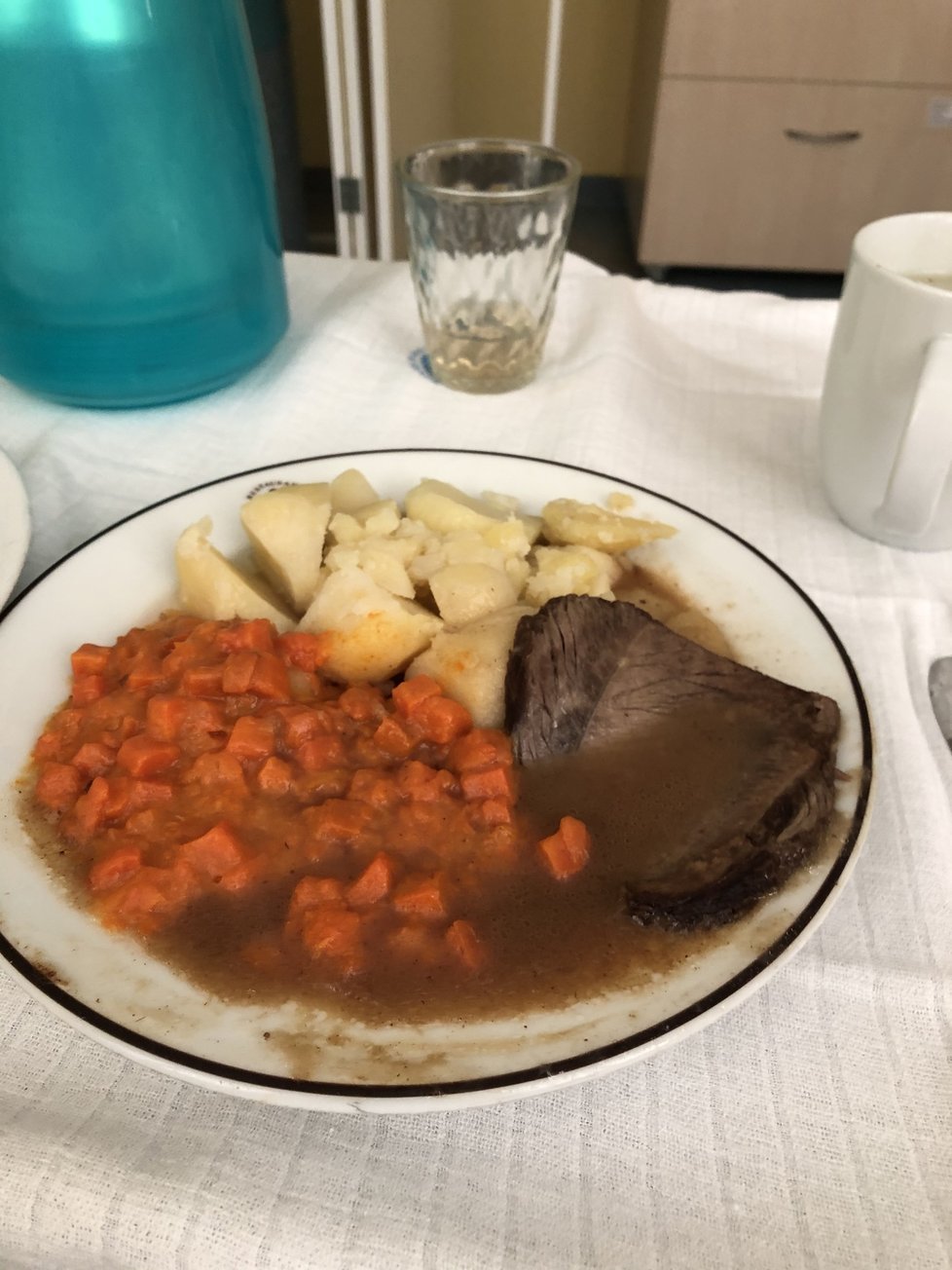 &#34;Těmito hnusy nás krmili v porodnicích! Zasílám foto oběda po porodu ve FN Hradec Králové.&#34;