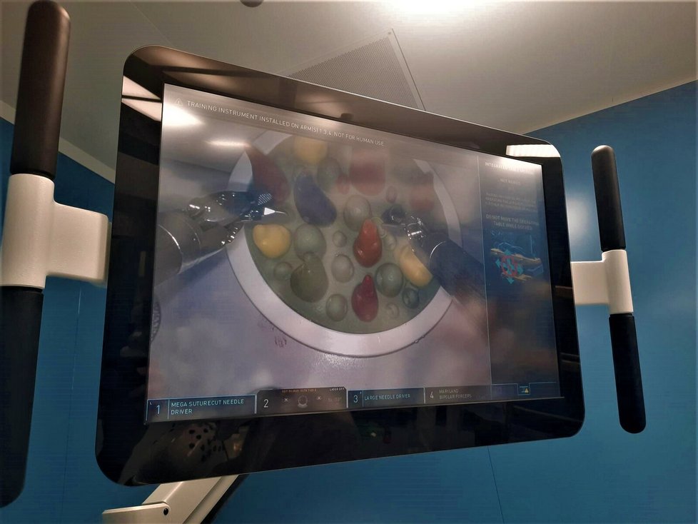 V pražské Fakultní Thomayerově nemocnici od září operují pacienty velmi moderním robotickým systémem za několik desítek milionů korun.