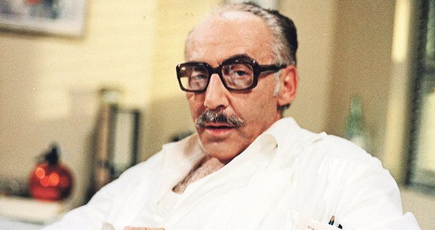 Miloš Kopecký v roli doktora Štrosmajera patřil k nejoblíbenějším postavám seriálu Nemocnice na kraji města.