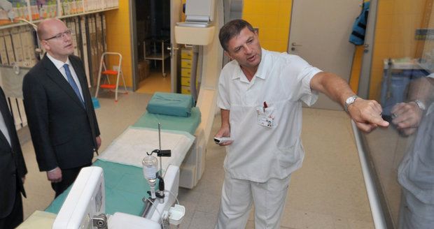 Premiér Sobotka (ČSSD) na návštěvě nemocnice