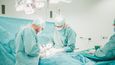 Chirurgové operují v moderních centrálních sálech pavilonu operačních oborů