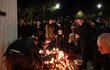 Lidé před ostravskou nemocnicí pokládali svíčky a věnce. Uctili tak památku 7 obětí ostravského masakru