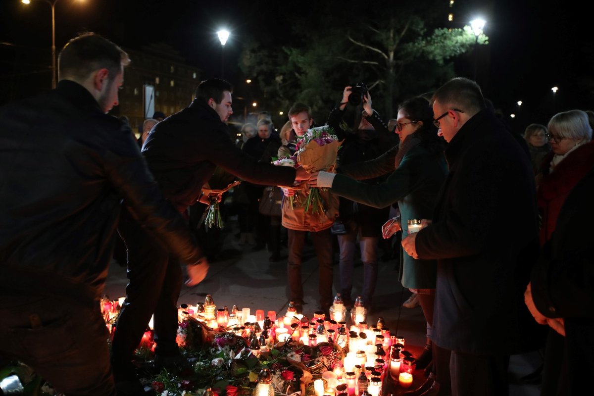 Lidé před ostravskou nemocnicí pokládali svíčky a věnce. Uctili tak památku 7 obětí ostravského masakru