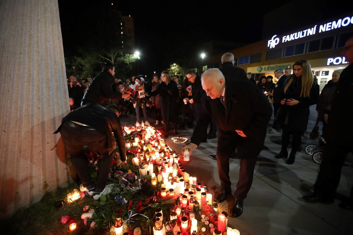 Lidé před ostravskou nemocnicí pokládali svíčky a věnce. Uctili tak památku 7 obětí ostravského masakru