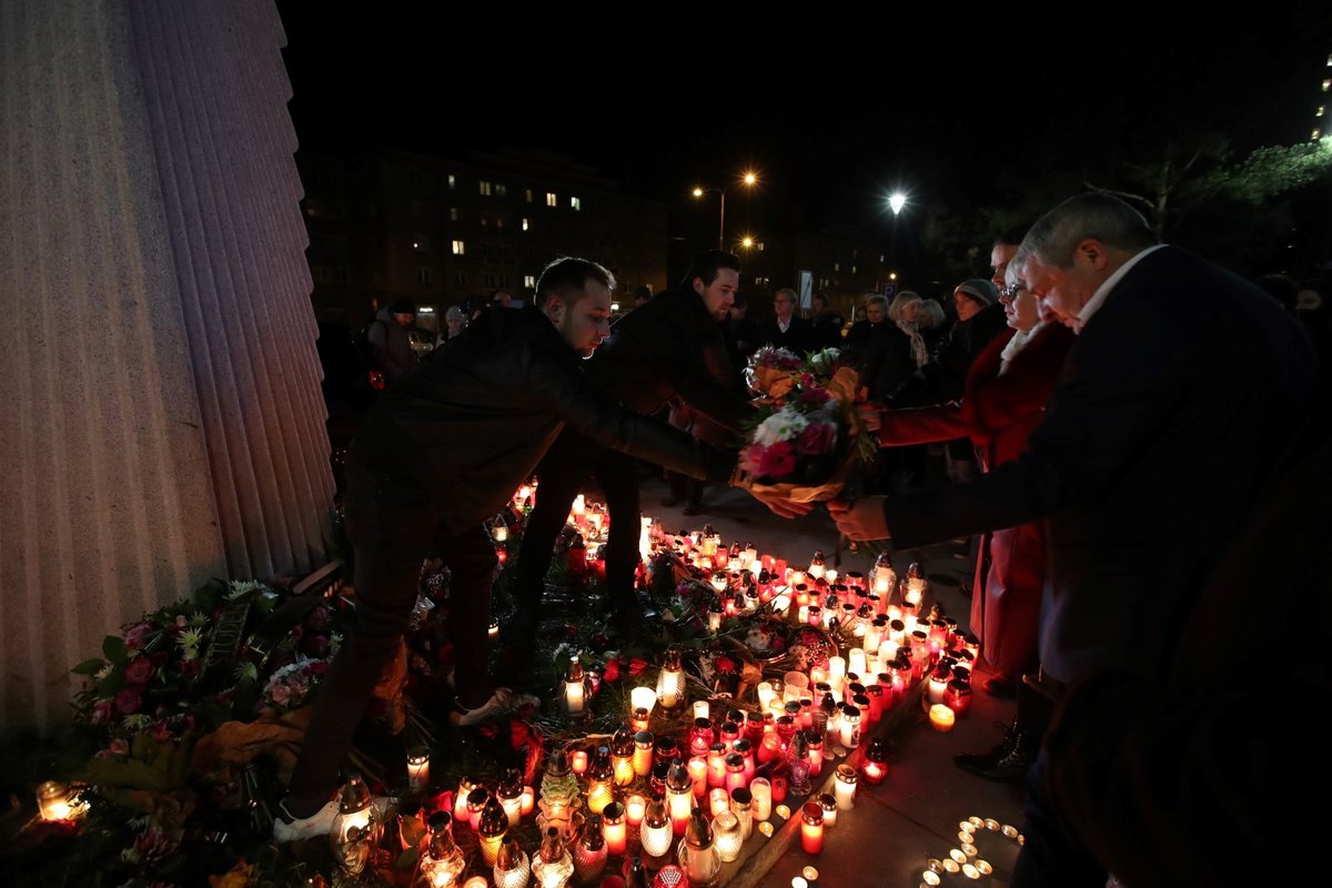 Lidé před ostravskou nemocnicí pokládali svíčky a věnce. Uctili tak památku 7 obětí ostravského masakru