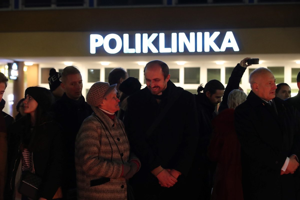 Lidé před ostravskou nemocnicí pokládali svíčky a věnce. Uctili tak památku 7 obětí ostravského masakru