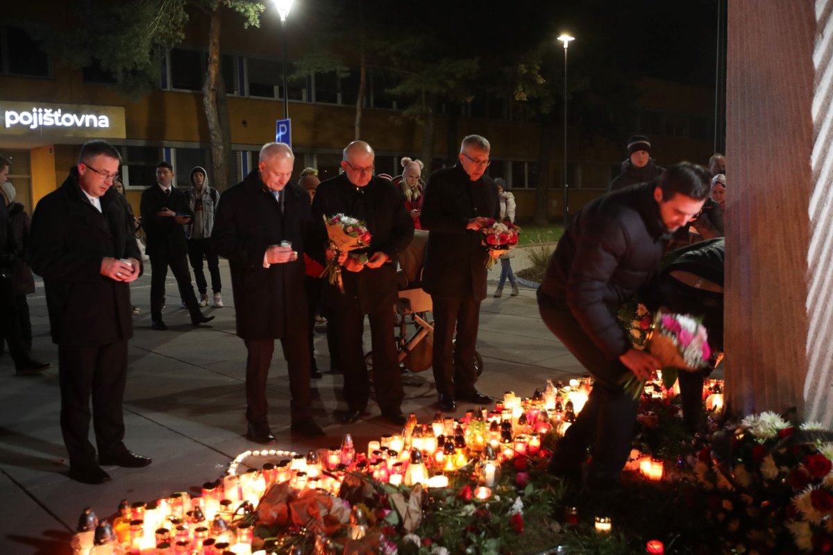 Lidé před ostravskou nemocnicí pokládali svíčky a věnce. Uctili tak památku 7 obětí ostravského masakru