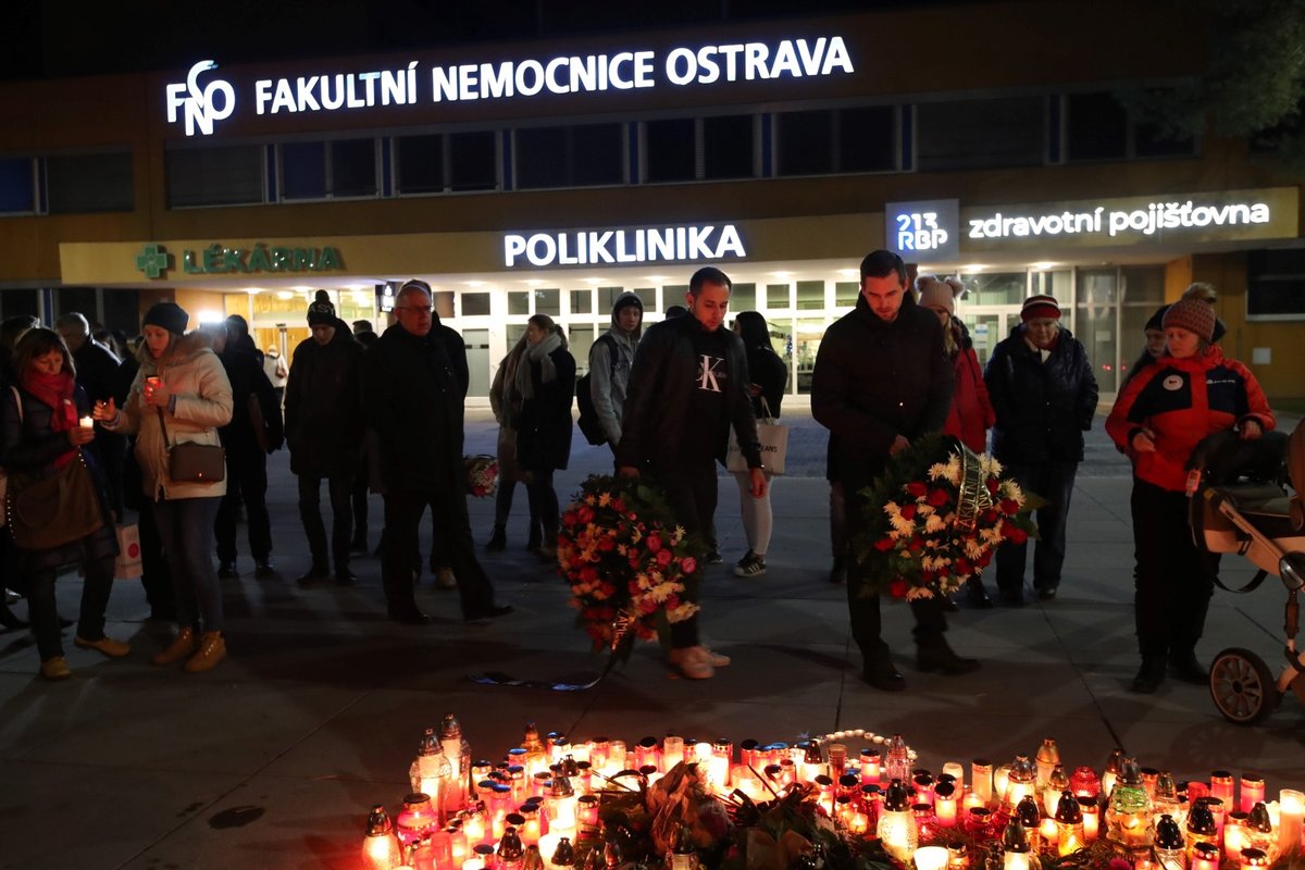 Lidé před ostravskou nemocnicí pokládali svíčky a věnce. Uctili tak památku 7 obětí ostravského masakru