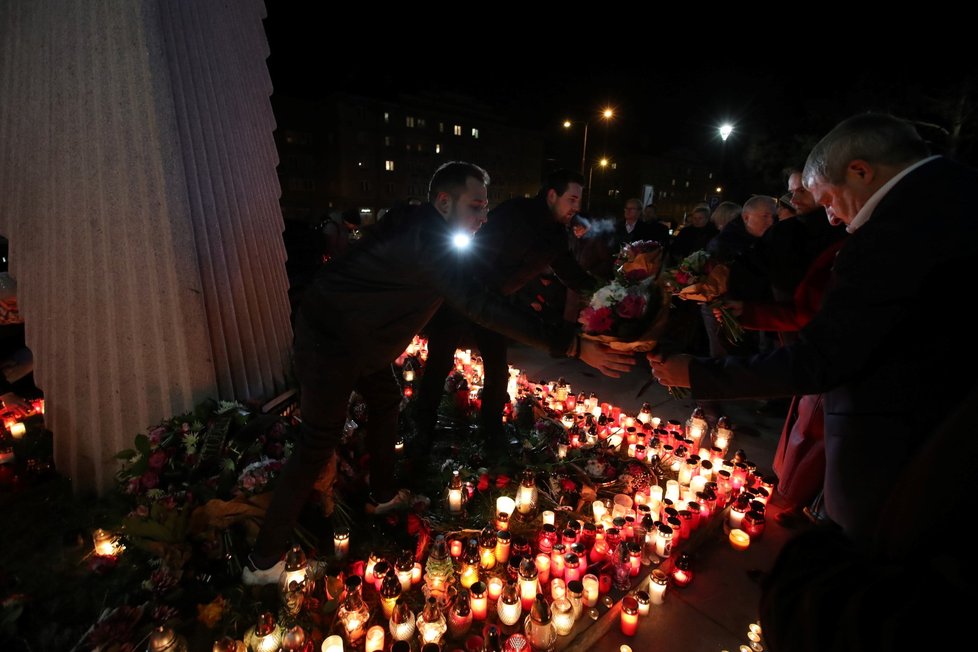 Lidé před ostravskou nemocnicí pokládali svíčky a věnce. Uctili tak památku 7 obětí ostravského masakru.