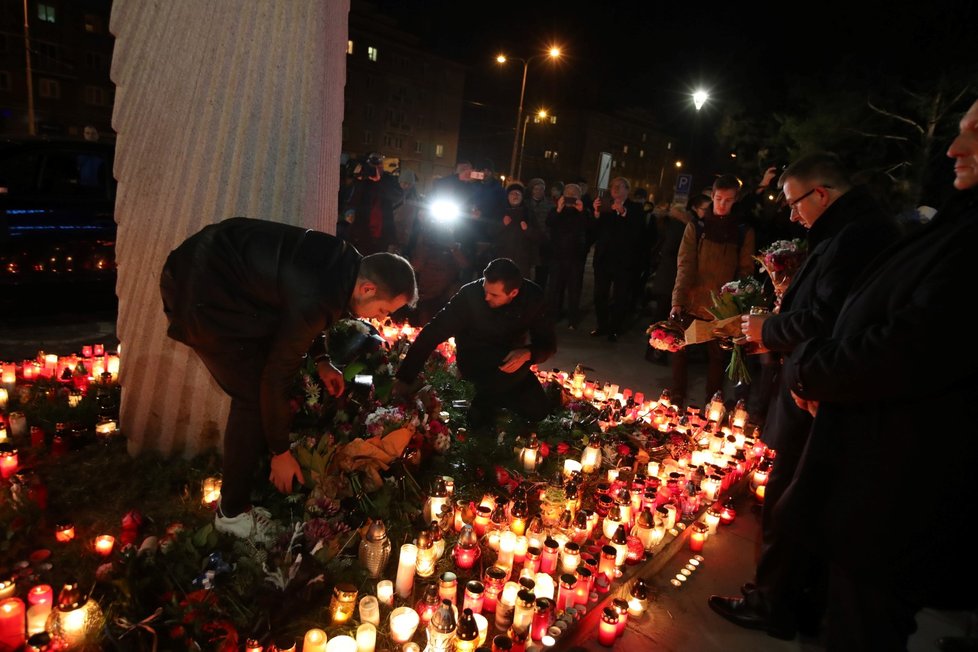 Lidé před ostravskou nemocnicí pokládali svíčky a věnce. Uctili tak památku 7 obětí ostravského masakru.