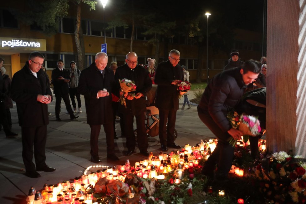 Lidé před ostravskou nemocnicí pokládali svíčky a věnce. Uctili tak památku 7 obětí ostravského masakru.