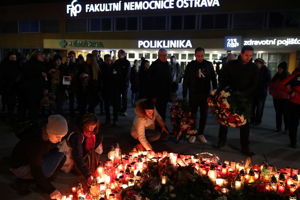 Lidé před ostravskou nemocnicí pokládali svíčky a věnce. Uctili tak památku 7 obětí ostravského masakru.