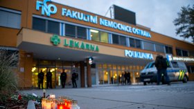 Lidé před nemocnici v Ostravě pokládají svíčky.