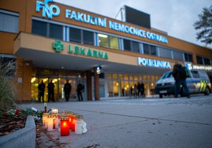 Lidé před nemocnici v Ostravě pokládají svíčky.