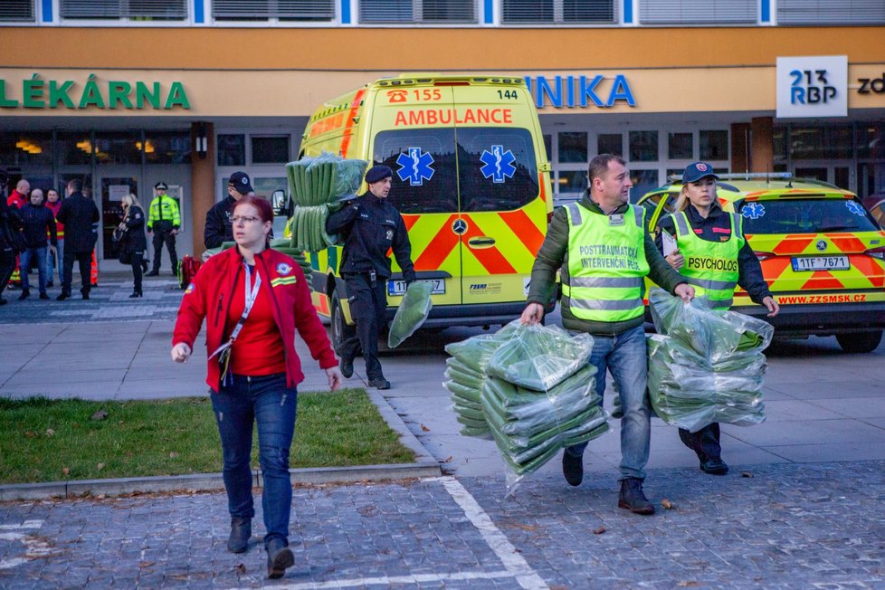 Policisté před nemocnicí