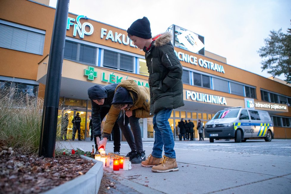 Lidé před nemocnici v Ostravě pokládají svíčky.