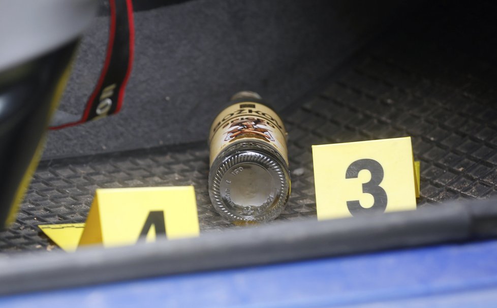 V autě našli policisté několik lahví od alkoholu